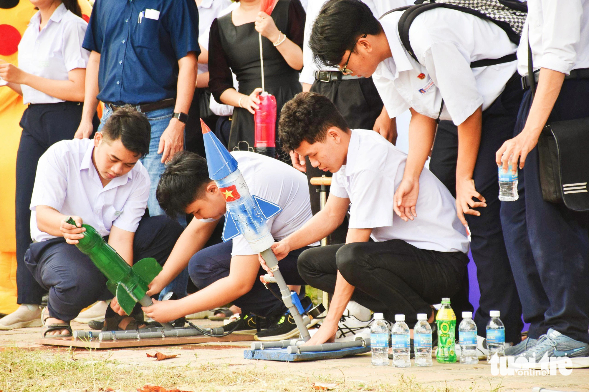 Học sinh Nha Trang chế tạo, thi bắn tên lửa nước