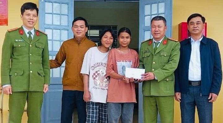 Quảng Trị: Hai nữ sinh huyện nghèo nhờ công an trả lại tài sản du khách đánh rơi