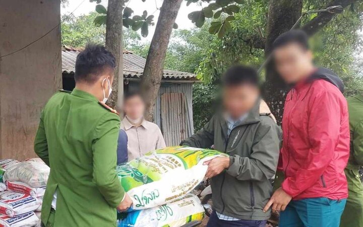 Dân miền núi Quảng Trị trả lại gạo 'hôi của' sau vụ xe tải lật trên quốc lộ