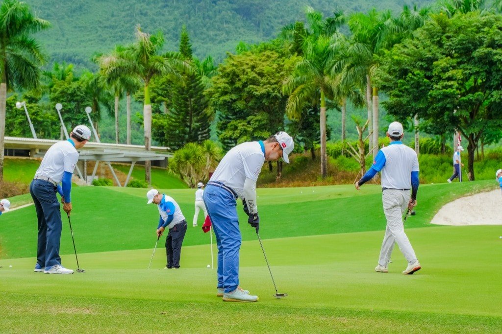 Kỷ luật, cho thôi chức cán bộ đánh golf trong giờ hành chính ở Bắc Ninh