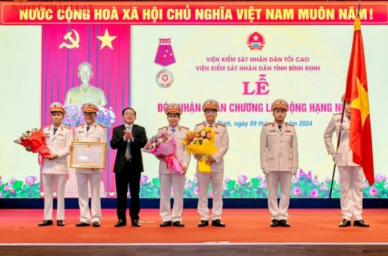 Bổ nhiệm 16 thẩm phán cao cấp, đón nhận Huân chương Lao động hạng Nhất