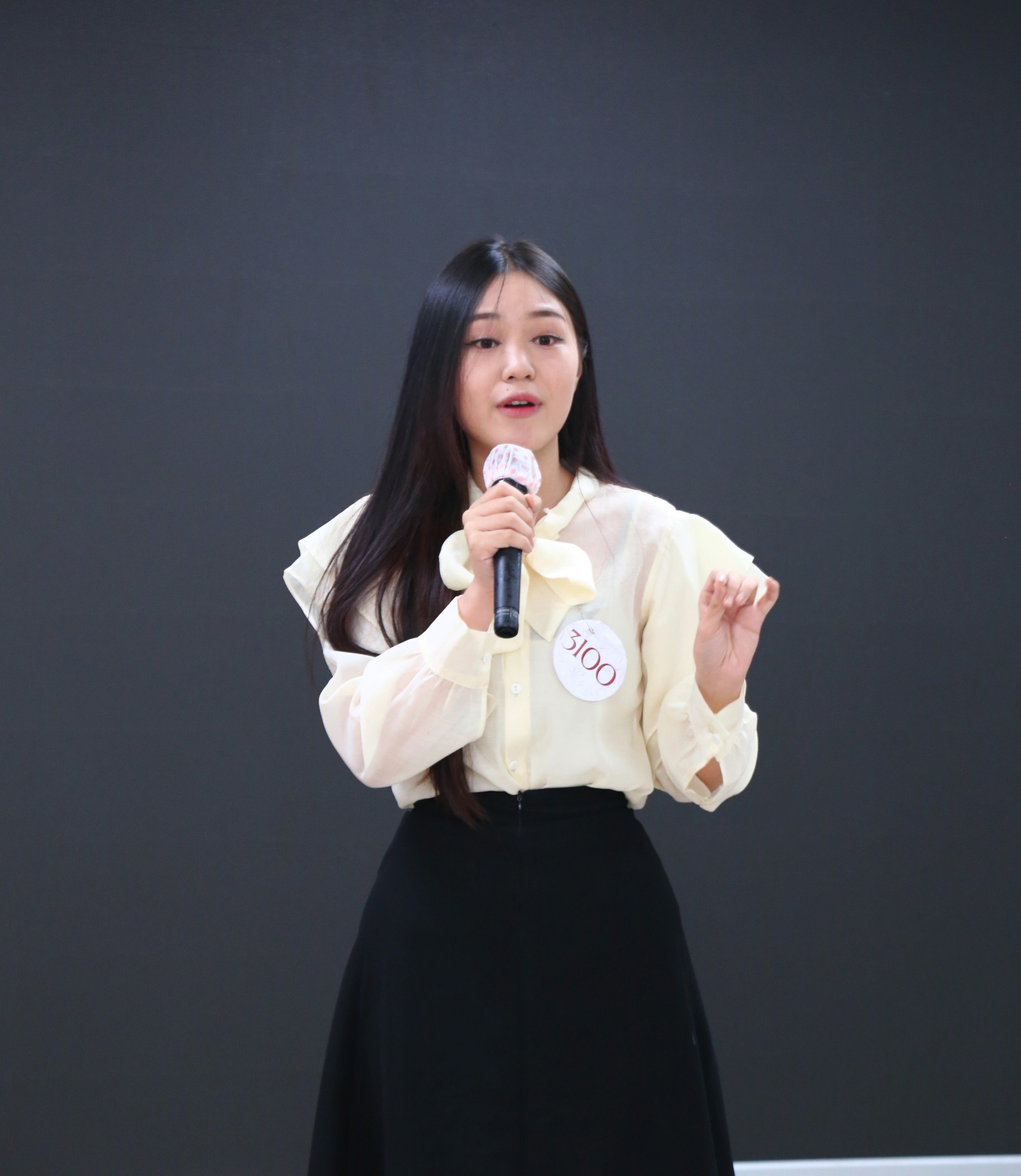 Thí sinh Hoa khôi sinh viên tự tin hùng biện tiếng Anh và dự án thiện nguyện