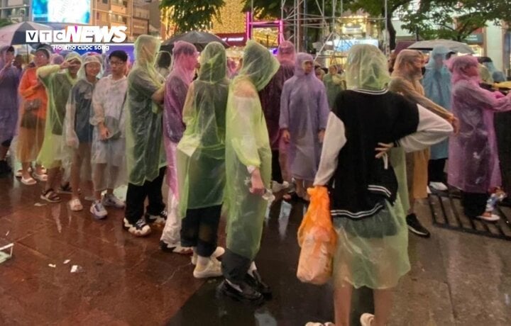 TP.HCM: Mặc mưa lớn, ngàn người vẫn xếp hàng kín phố đi bộ chờ đón năm mới
