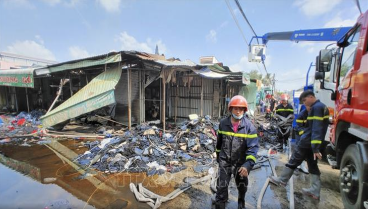Hỏa hoạn thiêu rụi khoảng 285 kiốt tại một khu chợ đồ cũ ở An Giang