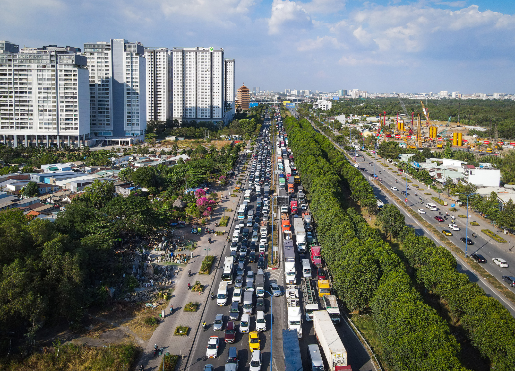 Người dân về quê chơi Tết Dương lịch, các cửa ngõ TP.HCM xe nối dài rồng rắn