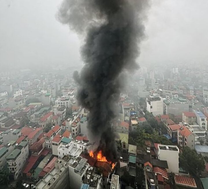 Cháy nhà dân 3 tầng ở Hà Nội