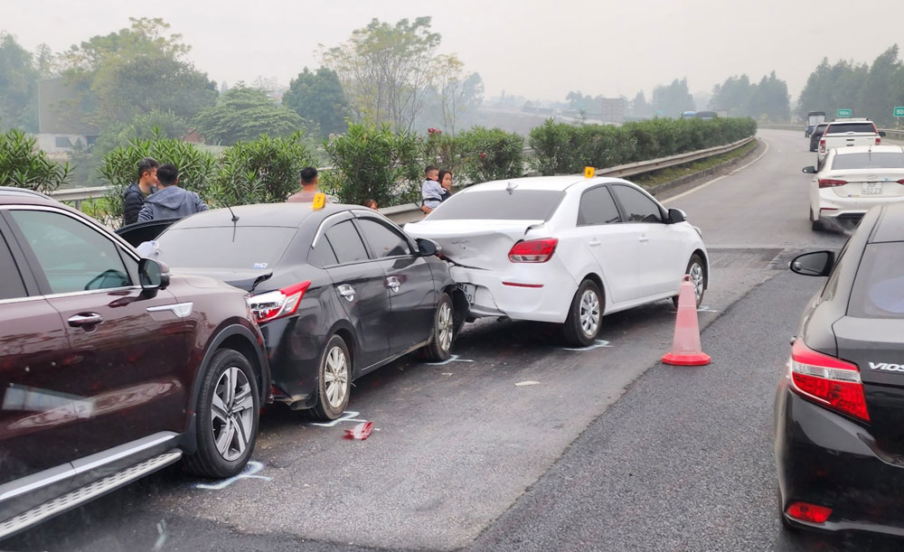 Tai nạn liên hoàn giữa 4 ôtô khiến cao tốc Nội Bài - Lào Cai ùn tắc kéo dài