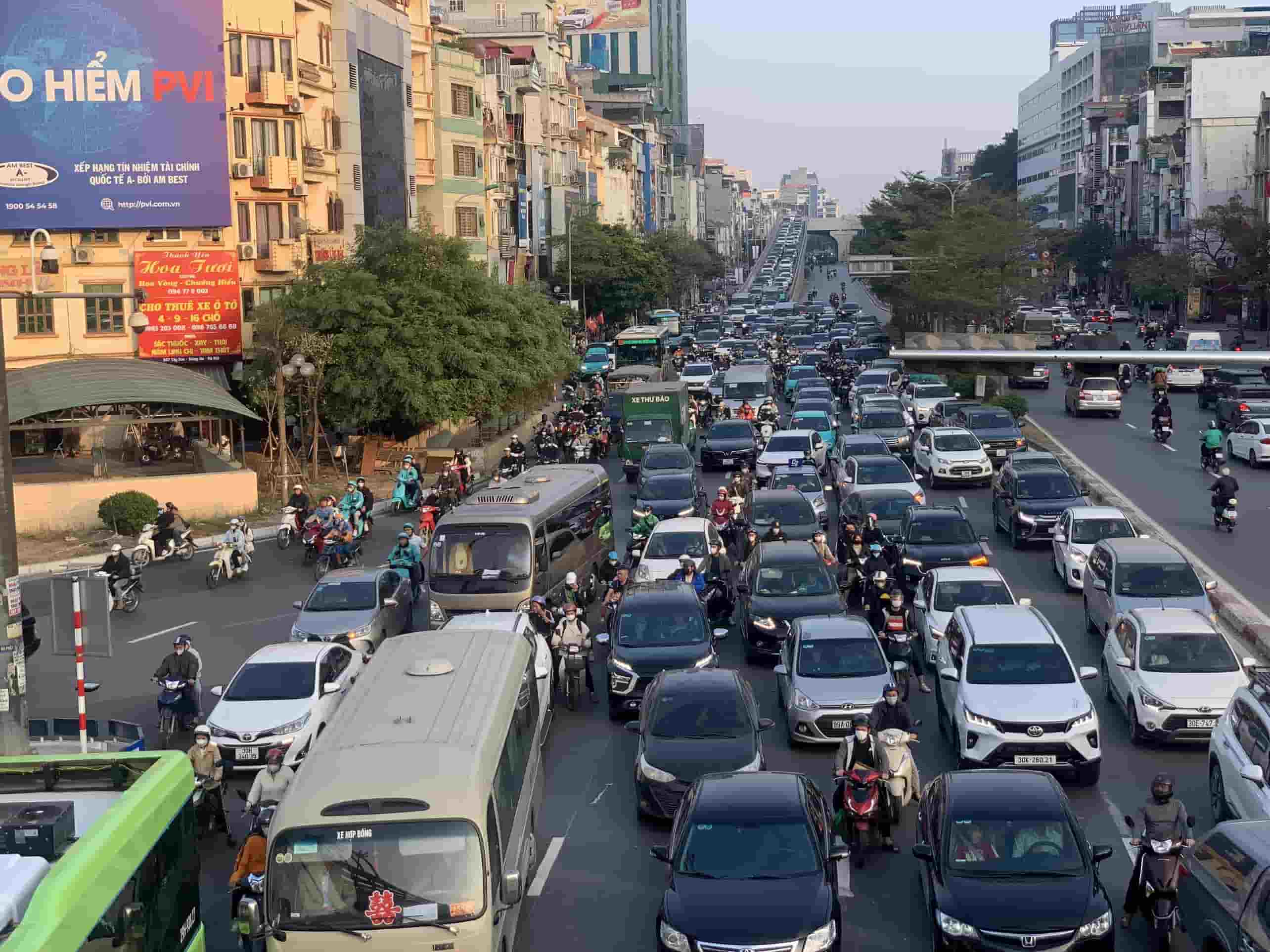 Người dân trở lại Hà Nội sau Tết Dương lịch: Ngã Tư Sở ùn ứ, cao tốc Pháp Vân Cầu Giẽ tắc dài