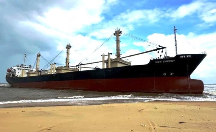 Tàu hàng 15.000 tấn mắc cạn ở biển Dung Quất