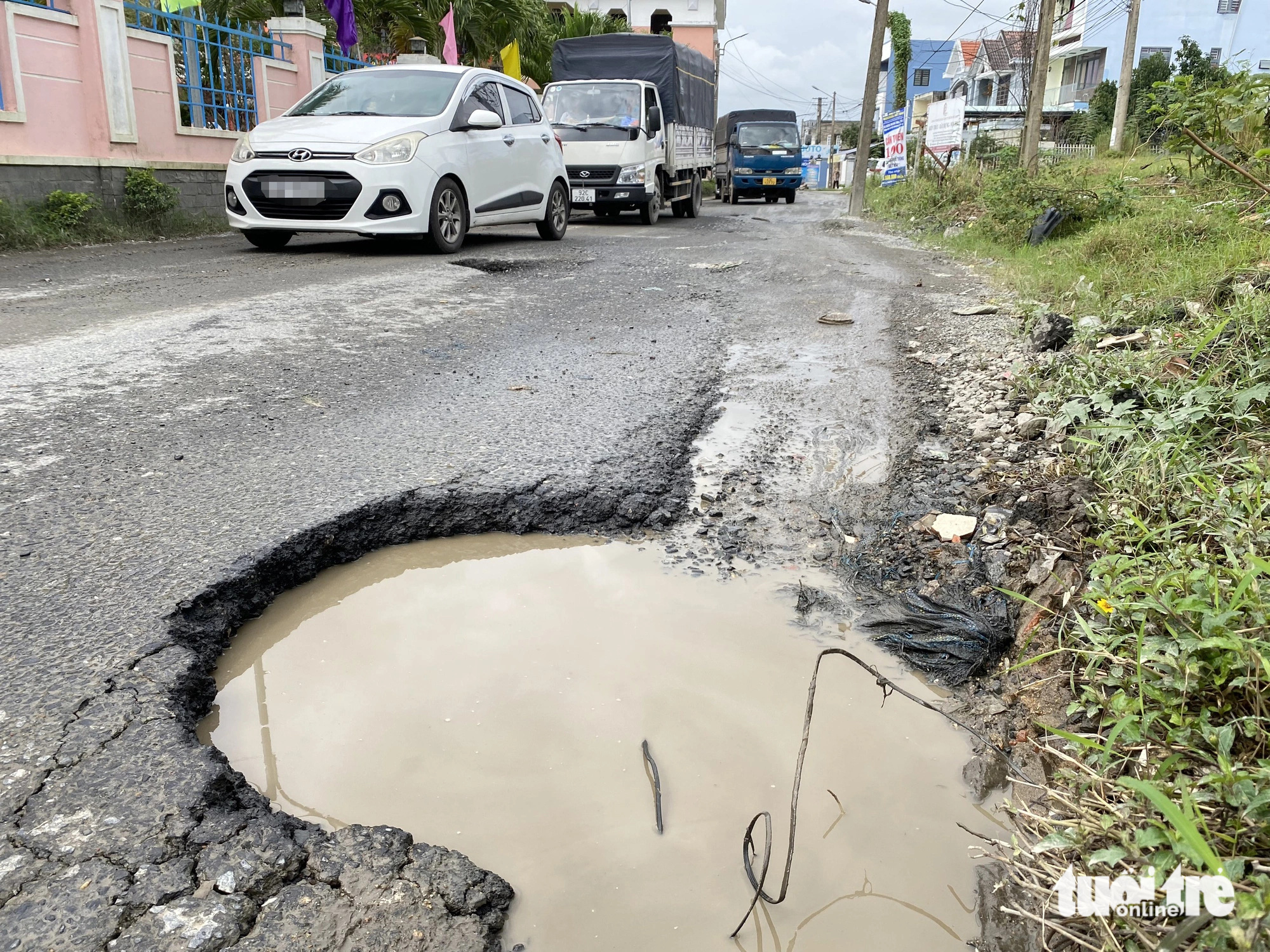 Xe tải, xe khách rủ nhau né trạm thu phí, đường dân sinh nát tan