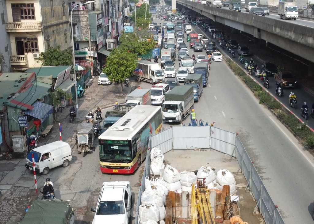 Loạt lô cốt khủng bủa vây đường Nguyễn Xiển, người dân vật vã 'qua ải' ùn tắc