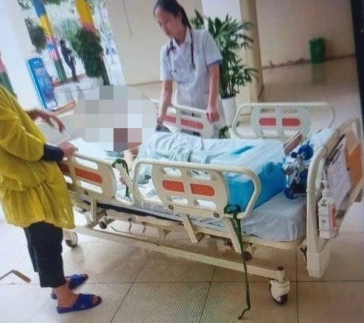 Hai học sinh bị co giật phải nhập viện cấp cứu sau khi ăn bim bim