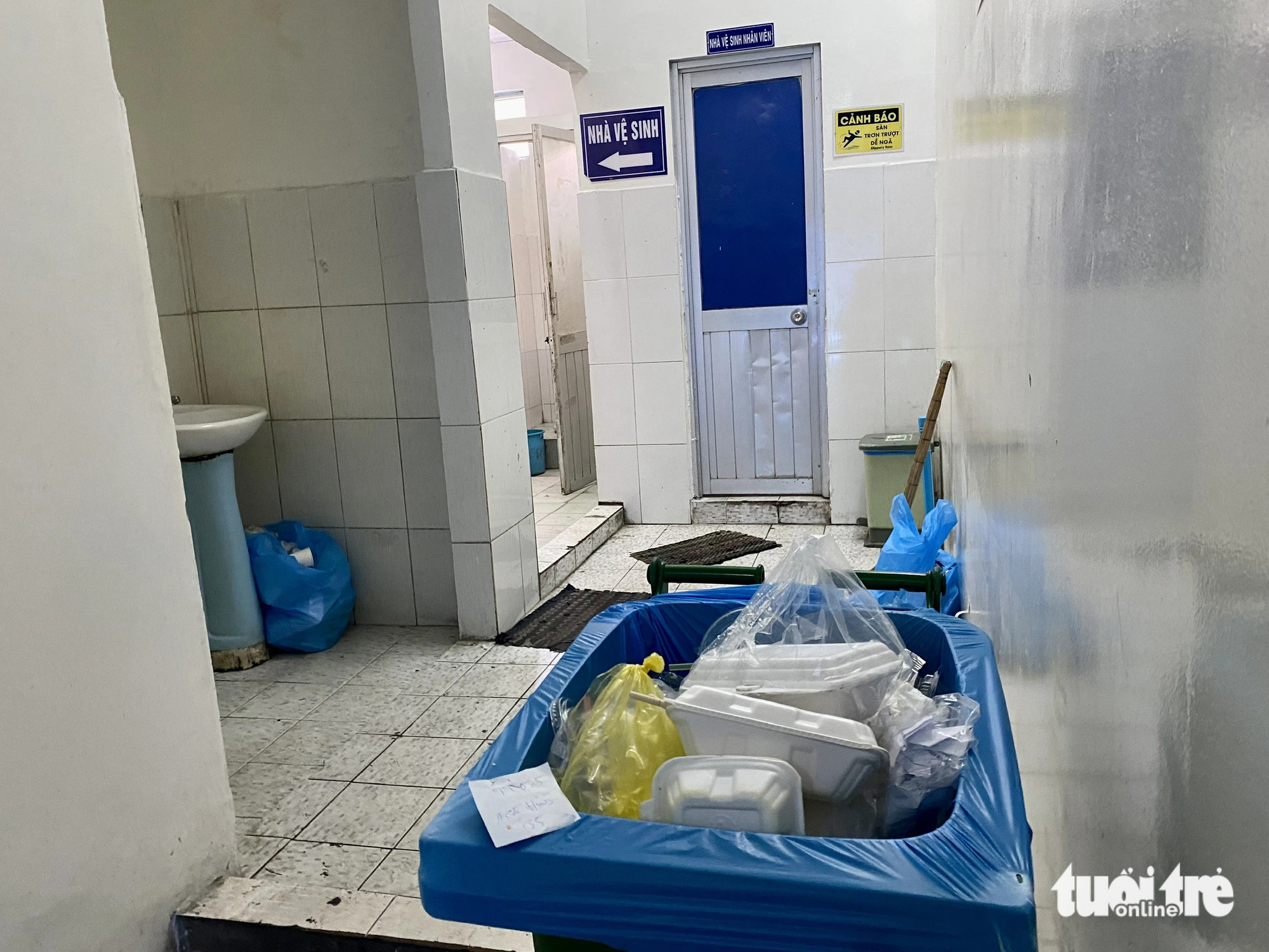 Nhà vệ sinh bệnh viện TP.HCM vì sao tăng lượt 'không hài lòng'?