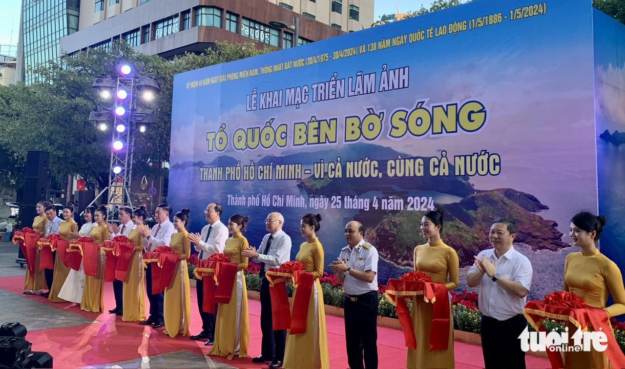 Khai mạc triển lãm ảnh Tổ quốc bên bờ sóng