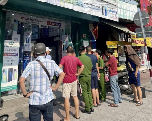 Bắt nhóm nghi can người nước ngoài cướp cửa hàng điện thoại ở Nha Trang