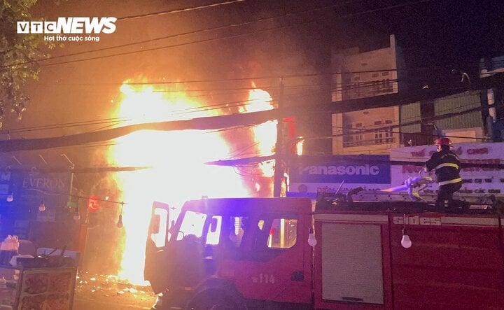 Cháy cửa hàng FPT Shop ở TP.HCM, nhân viên ôm đồ tháo chạy