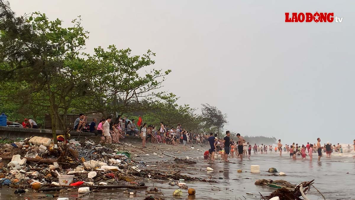 Người dân vô tư tắm biển bên rác thải nơi bờ kè sạt lở ở Nam Định