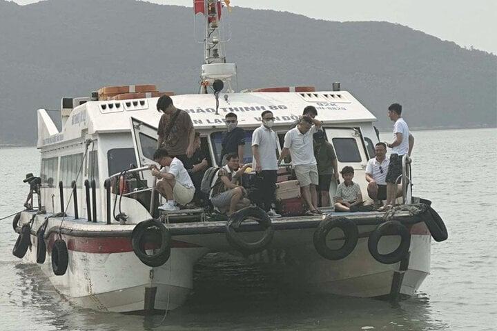 Quảng Ninh: 343 du khách mắc kẹt trên tàu ra đảo Quan Lạn được đưa vào bờ