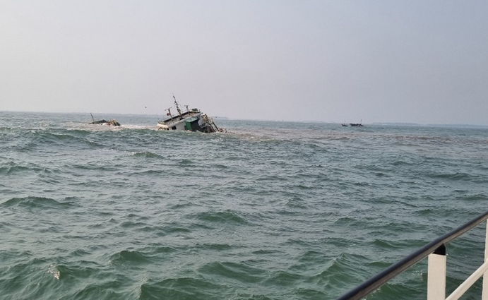 Cứu nạn 10 thuyền viên tàu SUNRISE 268 bị chìm trên vùng biển Nam Định