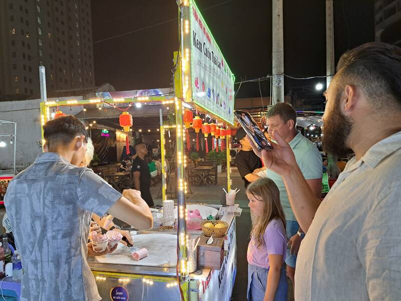 Chợ đêm Đà Nẵng vắng khách, tiểu thương chờ lễ hội pháo hoa