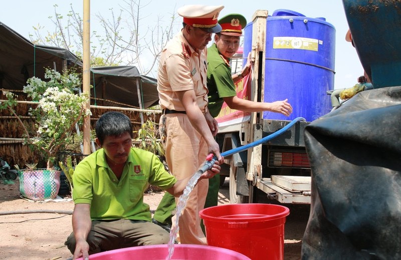 Hạn hán ở Đắk Lắk, hàng chục hồ đập trơ đáy, vắng bóng người dân qua lại