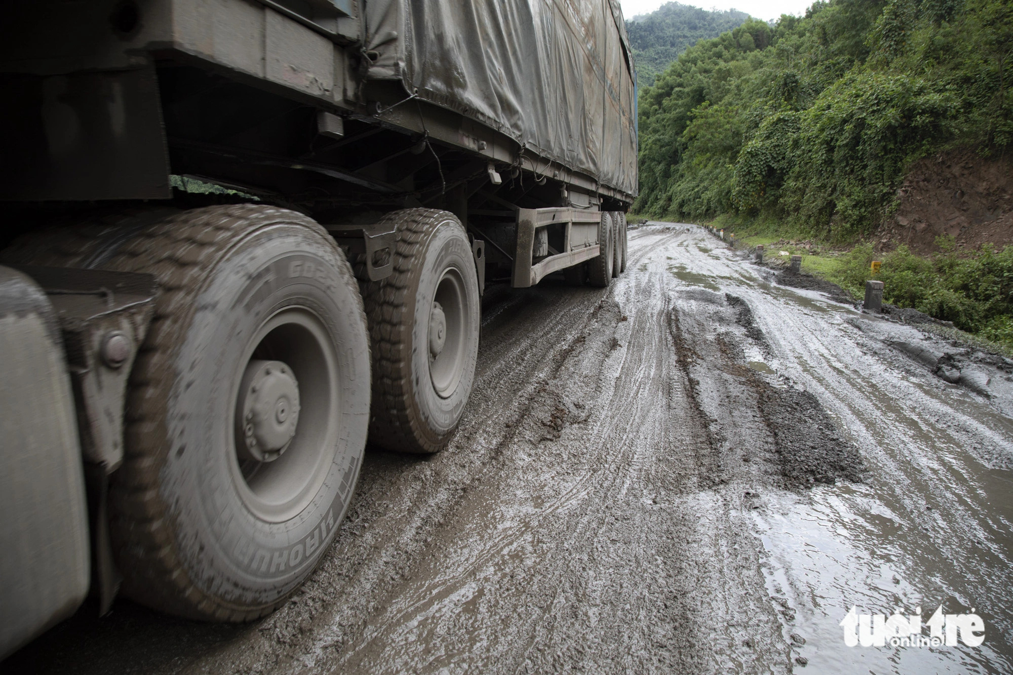 Chi nghìn tỉ sửa quốc lộ 9, đường Hồ Chí Minh hư hỏng do xe tải nặng