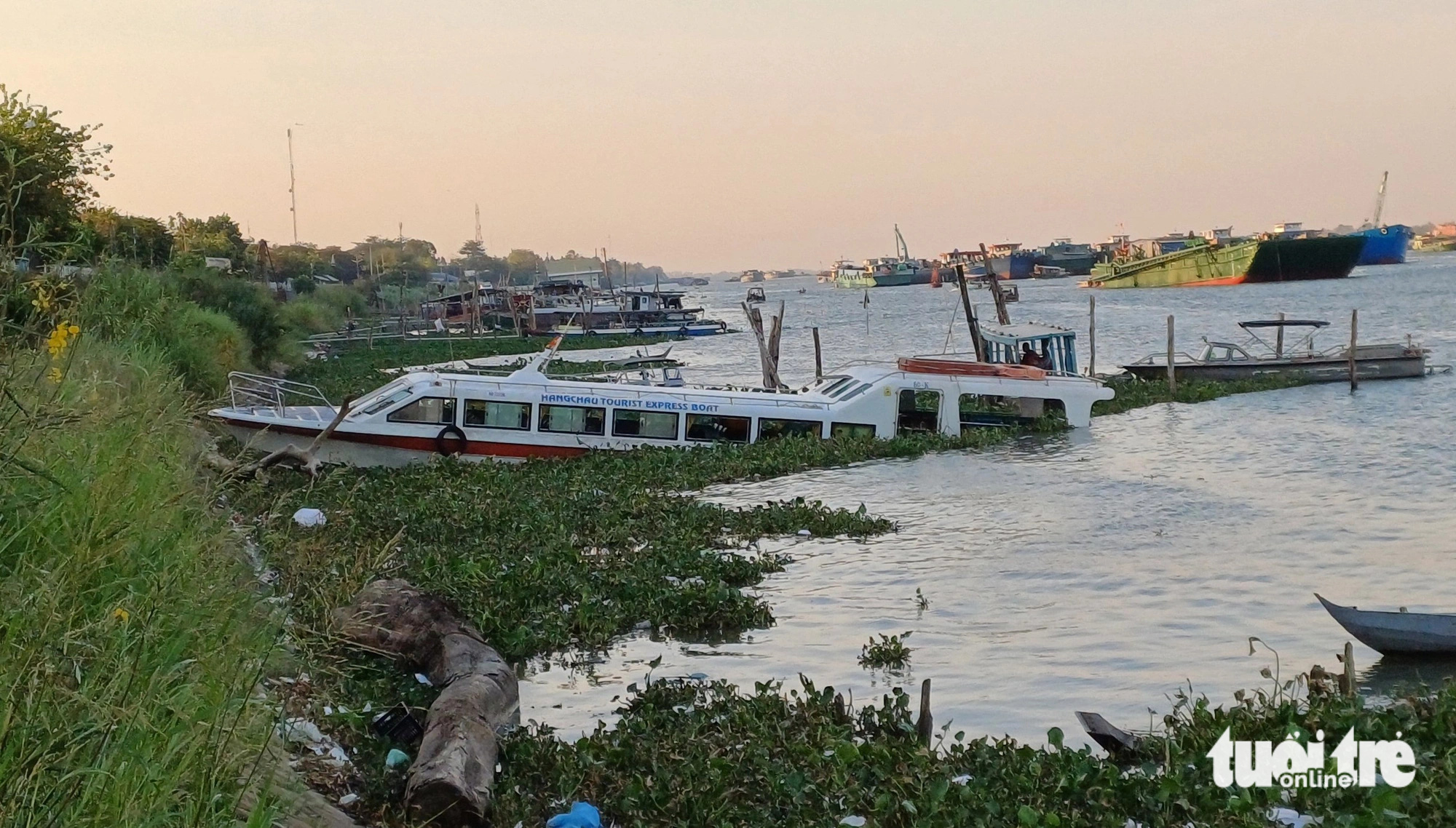 Phà đâm vào tàu du lịch chở khách nước ngoài làm 3 người bị thương nặng