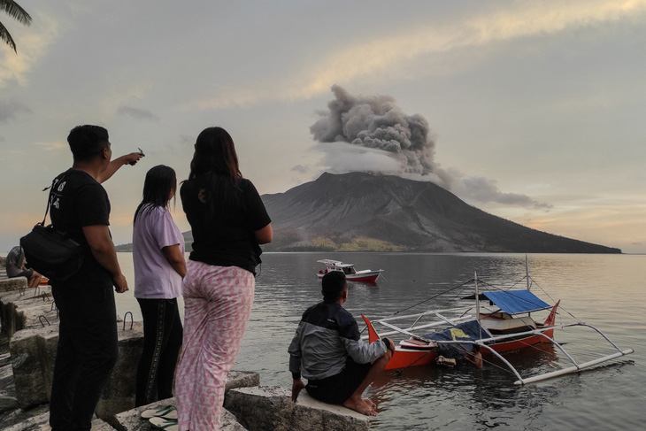 Núi lửa Indonesia phun cột tro bụi 250m khiến 11.000 người sơ tán