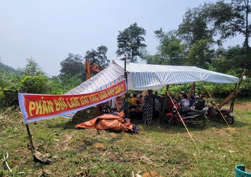 Người dân ở Thanh Hóa dựng lều lán nhiều ngày để phản đối xây bãi rác