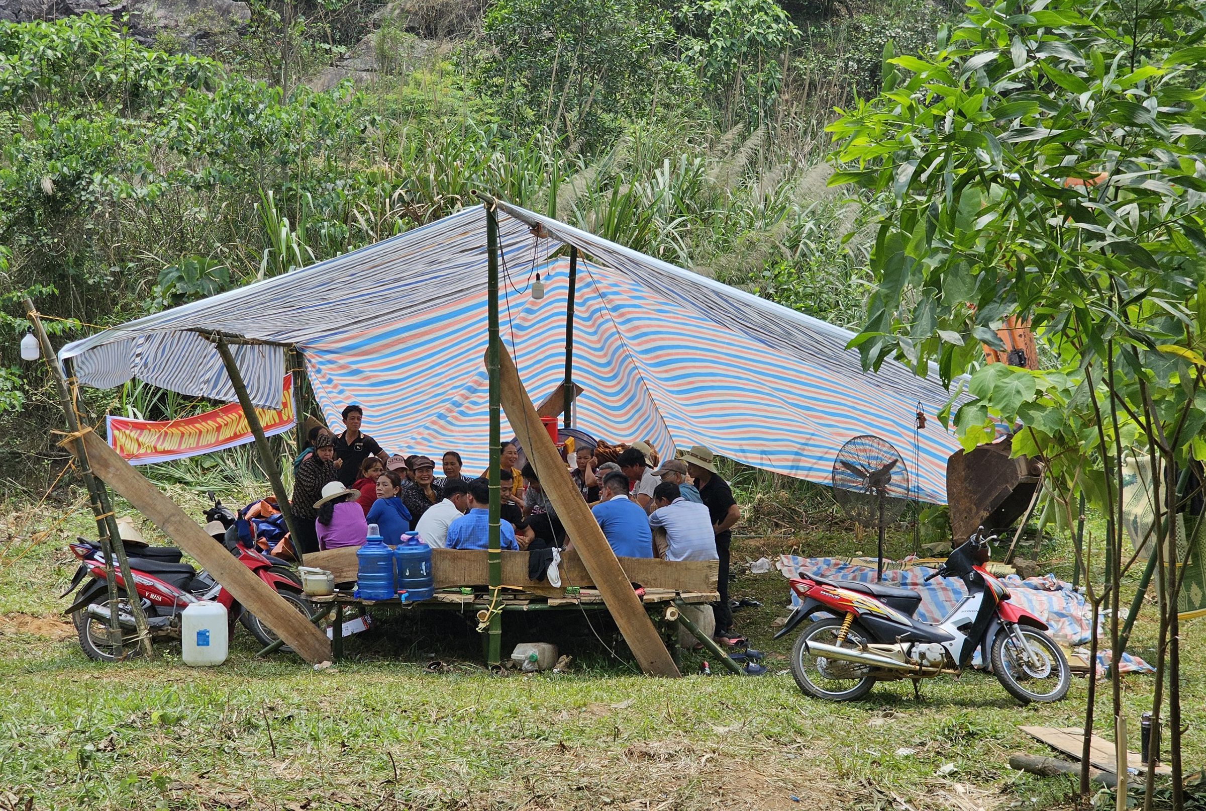 Người dân dựng lều lán ngăn thi công bãi rác