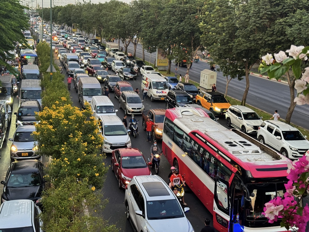 Cửa ngõ sân bay Tân Sơn Nhất ùn tắc hơn 3 km sau tai nạn