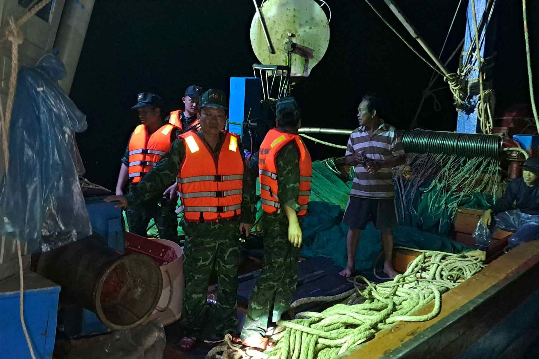 Bắt giữ một tàu giã cào trái phép trên vùng biển Thừa Thiên Huế