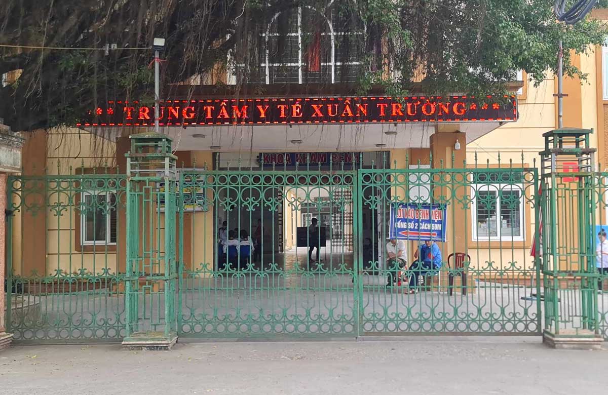 Bệnh nhân cấp cứu đến Trung tâm y tế ở Nam Định nhưng cổng lại bị khóa
