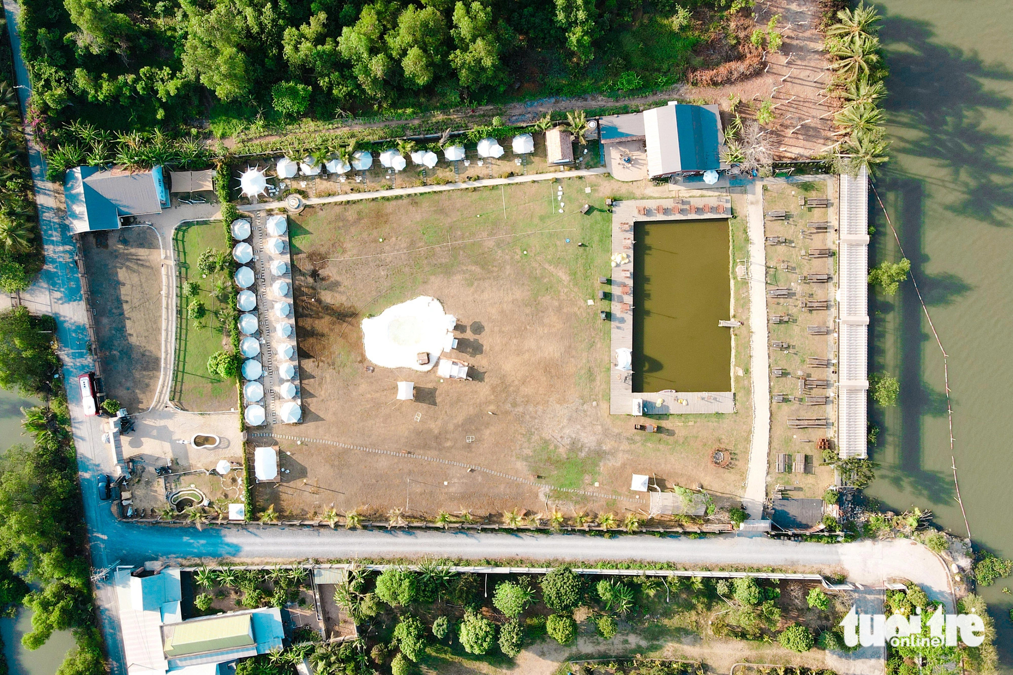 Cận cảnh hàng loạt khu cắm trại 'trốn nắng', 'chữa lành' lấn sông ở TP Thủ Đức