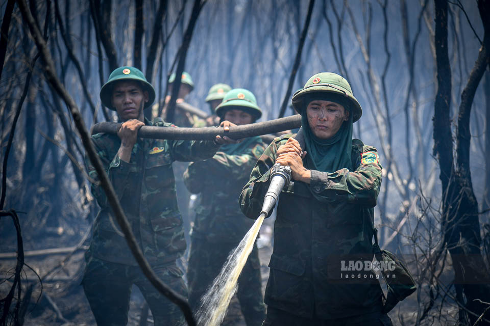 Gần 100 giờ phơi nắng, trắng đêm chiến đấu giặc lửa ở biên giới Kiên Giang