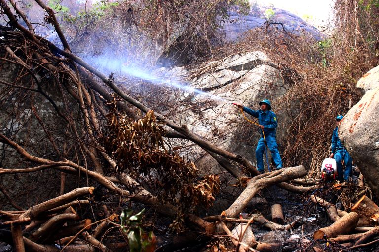 Giật mình với 38 tiếng nổ trong 2 đám cháy rừng ở An Giang