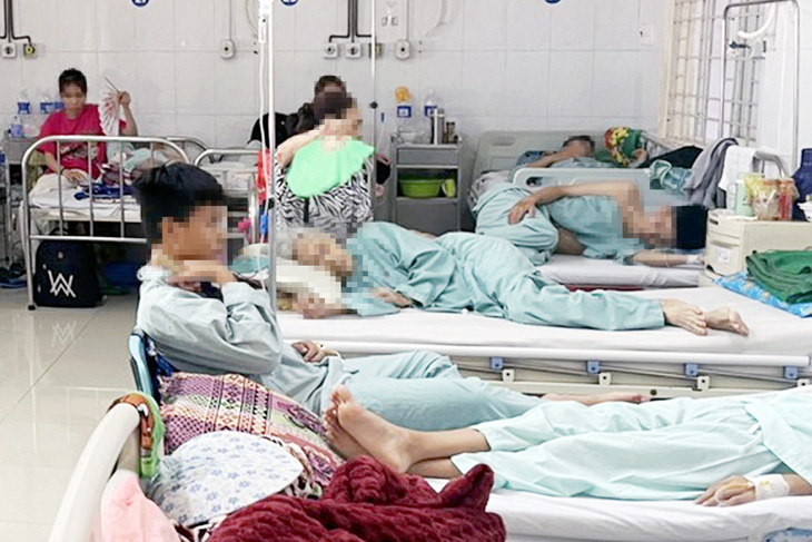 Vụ ngộ độc sau ăn bánh mì: Số người vào viện đã tăng lên trên 200