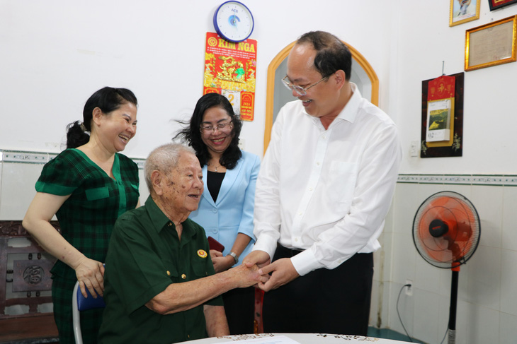 Lãnh đạo TP.HCM thăm hỏi, tặng quà chiến sĩ Điện Biên