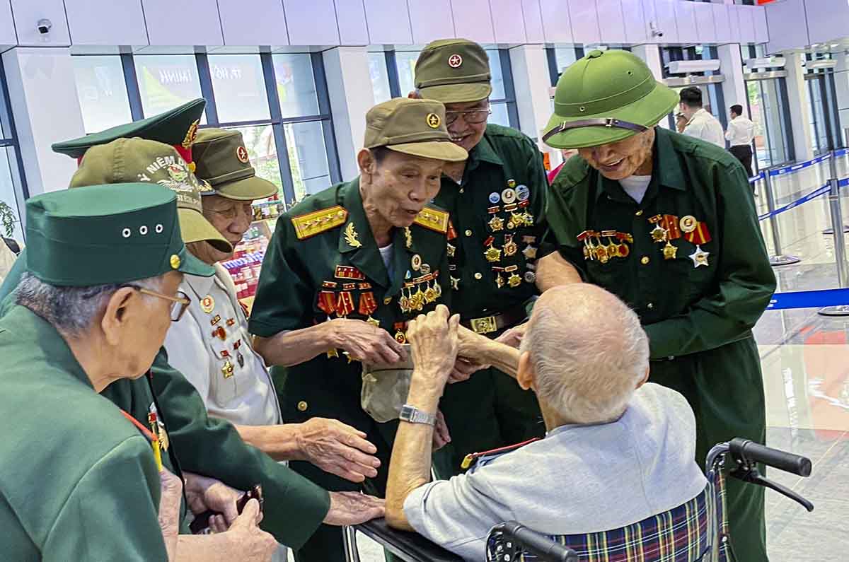 Khoảnh khắc vỡ òa sau 70 năm gặp lại của các Chiến sĩ Điện Biên