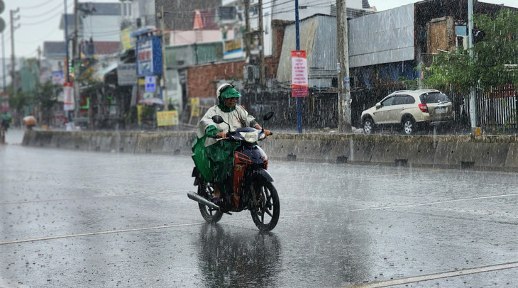 Một người bị sét đánh chết ở Long An, cảnh báo dông, lốc diện rộng tại Nam Bộ