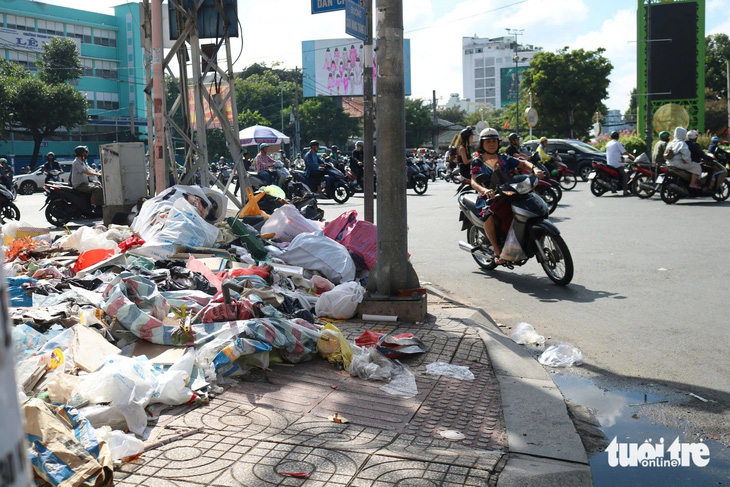 Nhiều nơi ngập ngụa rác thải, bạn đọc kiến nghị mạnh tay ngăn xả rác