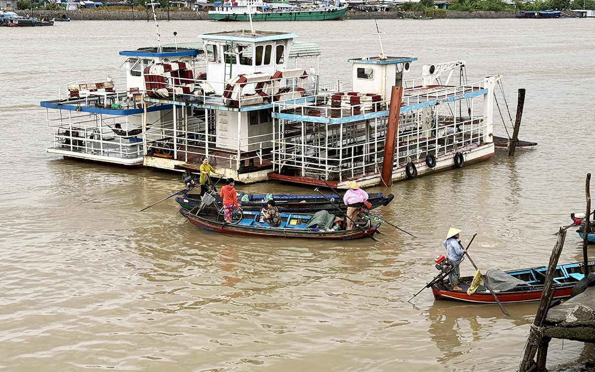 Phà ngưng chạy, người dân thấp thỏm vượt sông bằng xuồng nhỏ