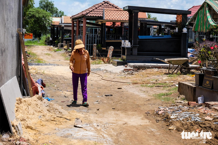 Cả trăm ngôi mộ tự phát ở Bình Chánh: Yêu cầu khắc phục, quản chặt chẽ