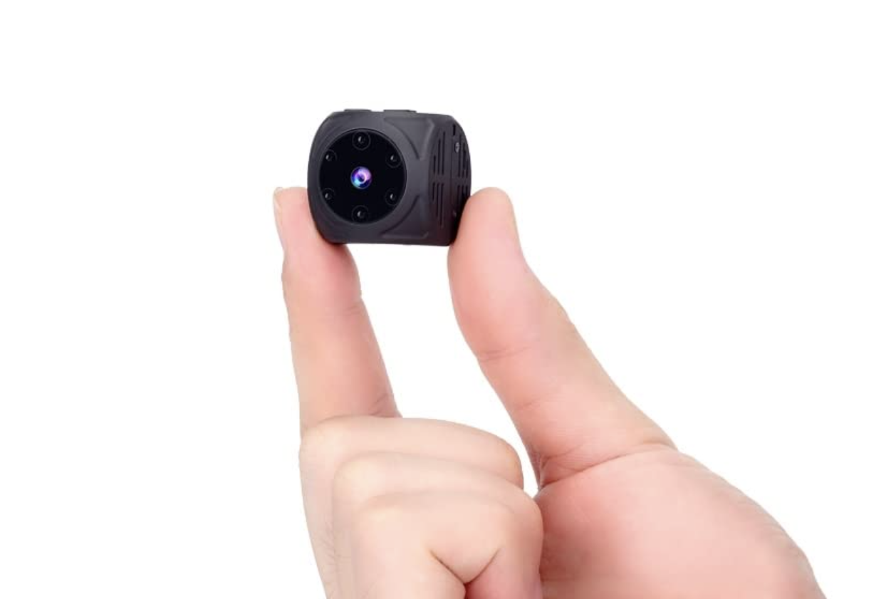 Nha sĩ bị tố cáo gắn camera quay lén trong nhà vệ sinh