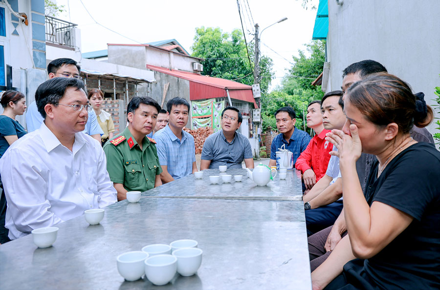 Chủ tịch Vĩnh Phúc thăm các gia đình nạn nhân bị lũ cuốn