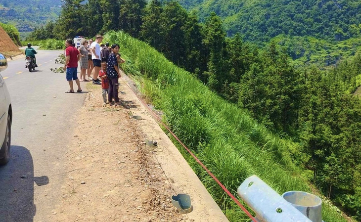 Ô tô lao xuống vực sâu rồi bốc cháy, một người chết, một người bị thương