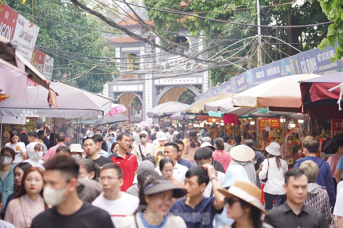 Chen chân lễ Phủ Tây Hồ trong ngày đầu tháng 'cô hồn'