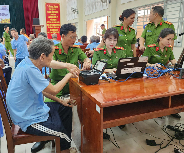 Người khuyết tật ở TP.HCM được cấp căn cước: 'Tôi vui lắm, sẽ giữ nó thật kỹ'