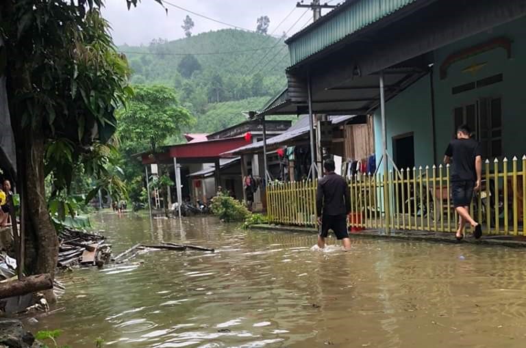 Lũ dâng cao gây ngập nhiều nhà dân ven sông ở Lào Cai