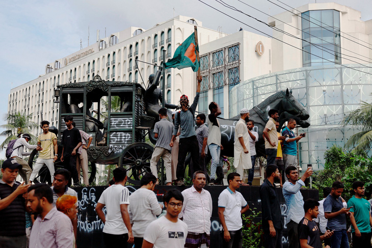 Quân đội Bangladesh gặp lãnh đạo biểu tình sau khi thủ tướng chạy ra nước ngoài